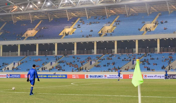 Khoang lang tren khan dai My Dinh sau AFF Cup 2018 cua CDV Viet Nam-Hinh-9