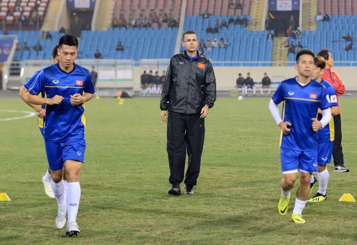 Khoang lang tren khan dai My Dinh sau AFF Cup 2018 cua CDV Viet Nam-Hinh-3