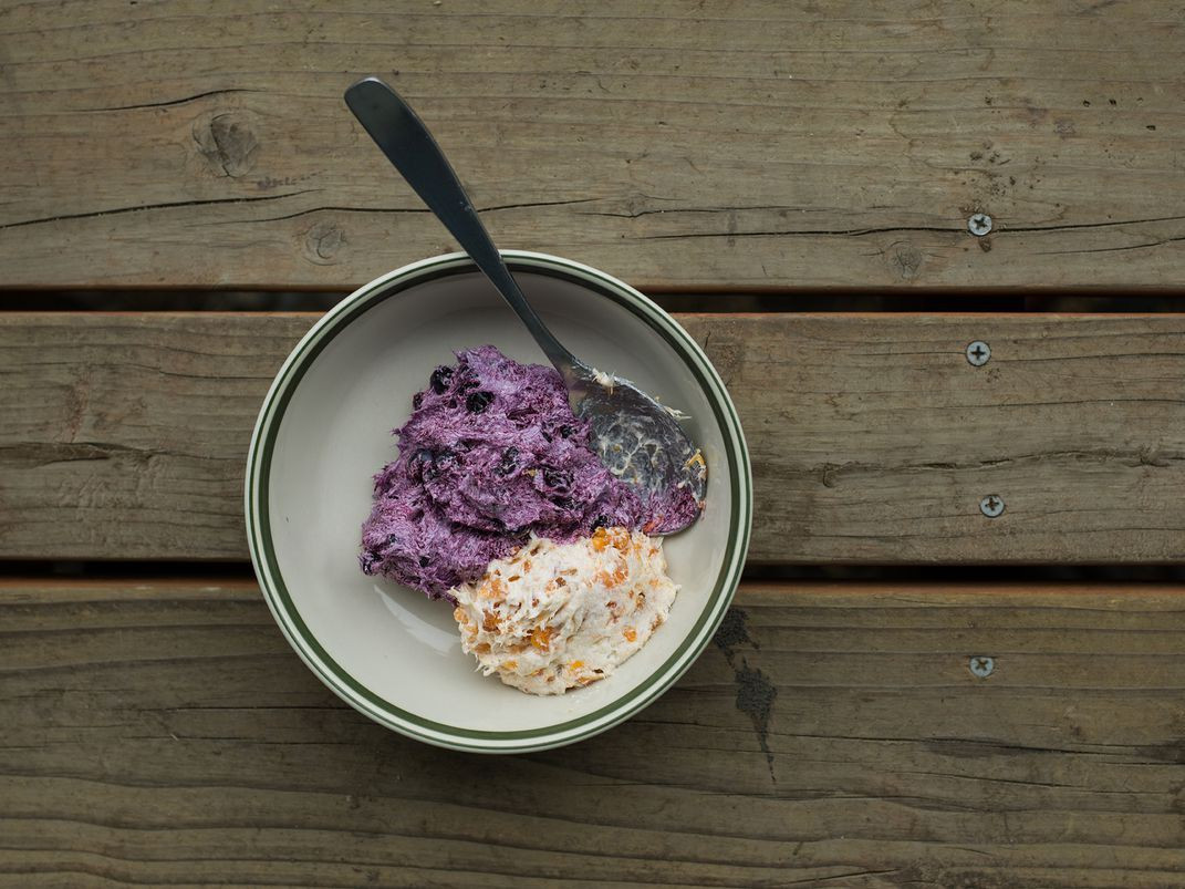 Akutaq đã trở thành món ăn truyền thống của người Eskimo trong một thời gian dài và được sử dụng như là một thực phẩm đi đường đặc biệt. Khi thợ săn đi ra ngoài để săn bắn, họ luôn mang theo Akutaq.