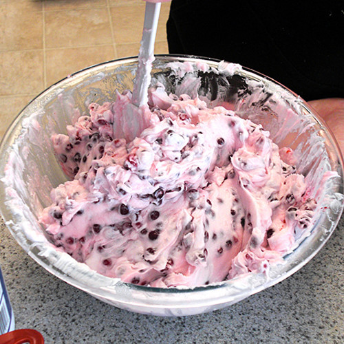 Theo truyền thống, phụ nữ sẽ làm cho akutaq sau khi mà săn bắn đầu tiên của năm vừa kết thúc và họ làm rất nhiều để dự trữ.