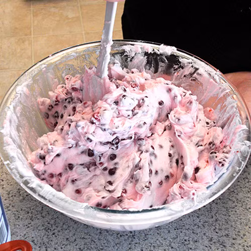 Theo truyền thống, phụ nữ sẽ làm cho akutaq sau khi mà săn bắn đầu tiên của năm vừa kết thúc và họ làm rất nhiều để dự trữ.