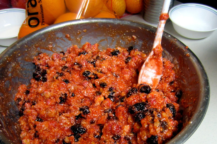 Sống trong một môi trường cực lạnh, họ đòi hỏi chế độ ăn nhiều chất béo. Chất béo kết hợp của mỡ gấu, tuần lộc, nai sừng tấm hoặc bò cái cung cấp chất béo không bão hòa lành mạnh cùng với các axit béo omega-3.