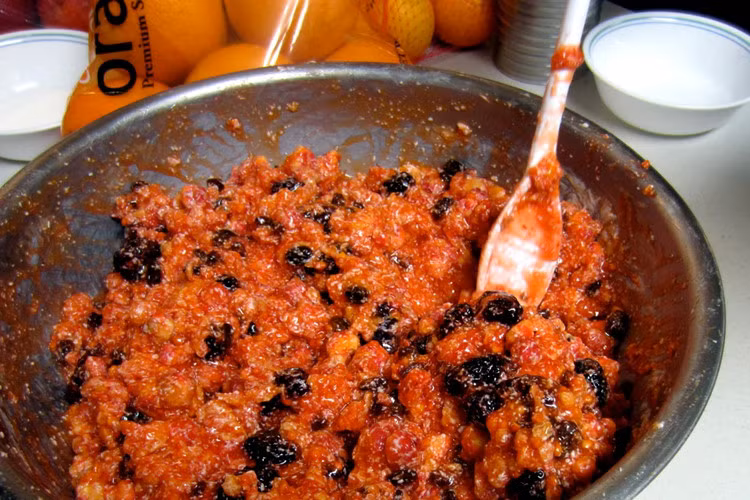 Sống trong một môi trường cực lạnh, họ đòi hỏi chế độ ăn nhiều chất béo. Chất béo kết hợp của mỡ gấu, tuần lộc, nai sừng tấm hoặc bò cái cung cấp chất béo không bão hòa lành mạnh cùng với các axit béo omega-3.