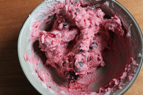 Ngoài việc được sử dụng cho thợ săn và du khách, akutaq thường được phục vụ tại đám cưới, đám tang và các lễ kỷ niệm.