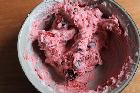 Ngoài việc được sử dụng cho thợ săn và du khách, akutaq thường được phục vụ tại đám cưới, đám tang và các lễ kỷ niệm.