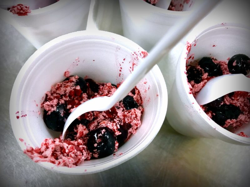 Thành phần của loại kem đặc biệt này thường là mỡ tuần lộc, mỡ hải cẩu, tuyết rơi mới, quả mọng và cá trên mặt băng.