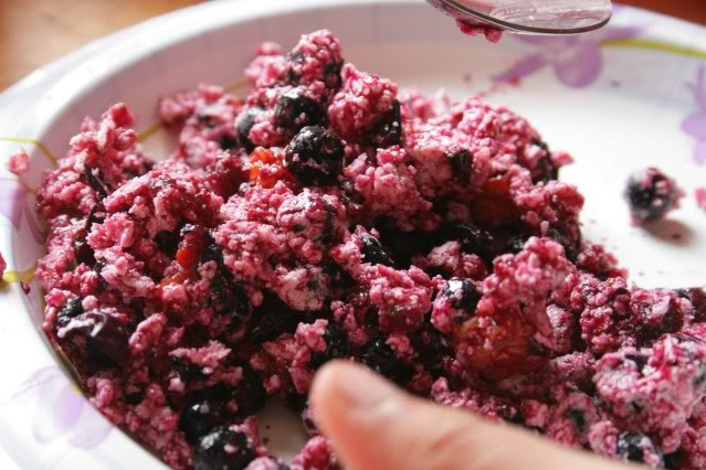 Akutaq cũng có thể được làm bằng thịt và mỡ nai sừng tấm, mỡ tuần lộc, cá, mỡ hải cẩu, quả mọng và những nguyên liệu vùng Alaska khác. Tuy nhiên, cá vẫn là nguyên liệu được ưa chuộng nhất.