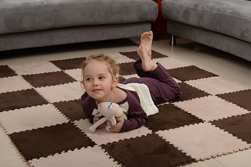 Nhiều gia đình thường trải thảm sàn, đặc biệt vào mùa đông, để giúp trẻ thoải mái chơi đùa mà không sợ bị lạnh. Tuy nhiên, nếu loại thảm của bạn thường bị xê dịch và không cố định trên sàn nhà, trẻ sẽ rất dễ bị trượt ngã.