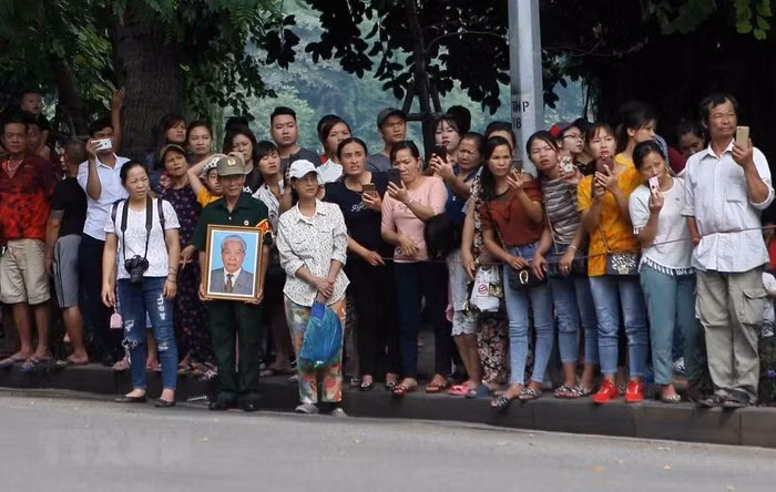 Người dân Thủ đô đưa tiễn nguyên Tổng Bí thư Đỗ Mười. (Nguồn: TTXVN)