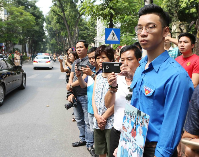 Người dân Thủ đô đưa tiễn nguyên Tổng Bí thư Đỗ Mười. (Nguồn: TTXVN)