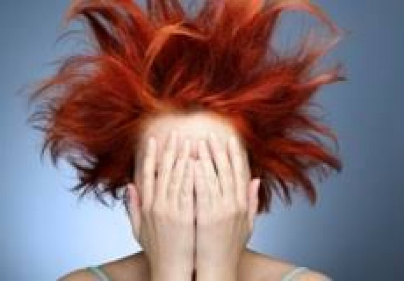 Để tránh rủi ro, trước khi sử dụng thuốc nhuộm nên bôi 1 chút vào phần trong của cánh tay hoặc sau tai, quan sát từ 2-4 ngày, nếu không bị dị ứng thì mới tiến hành nhuộm tóc. Ảnh: Internet.