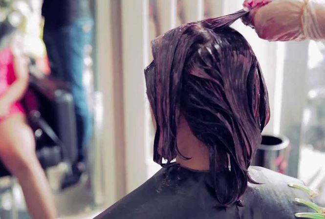 Cũng trong đầu năm 2017, cô giáo Triệu, 47 tuổi, người Đại Liên, Trung Quốc đã tử vong sau 10 ngày đi nhuộm tóc do dị ứng với thuốc nhuộm.