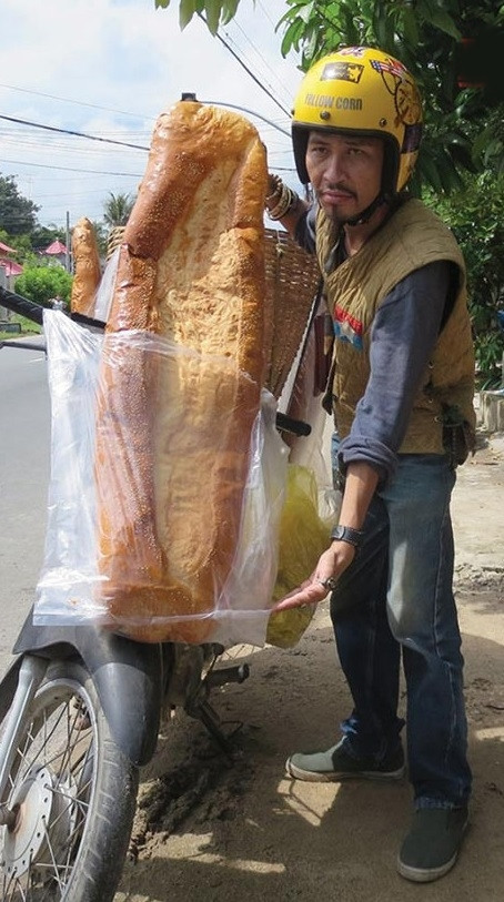 Để cho ra đời những chiếc bánh mì hấp dẫn này là biết bao công sức của người thợ lành nghề bởi từ khâu trộn, nhồi bột, se bánh đến mang đi nướng đã tiêu tốn lên đến 6 giờ đồng hồ.