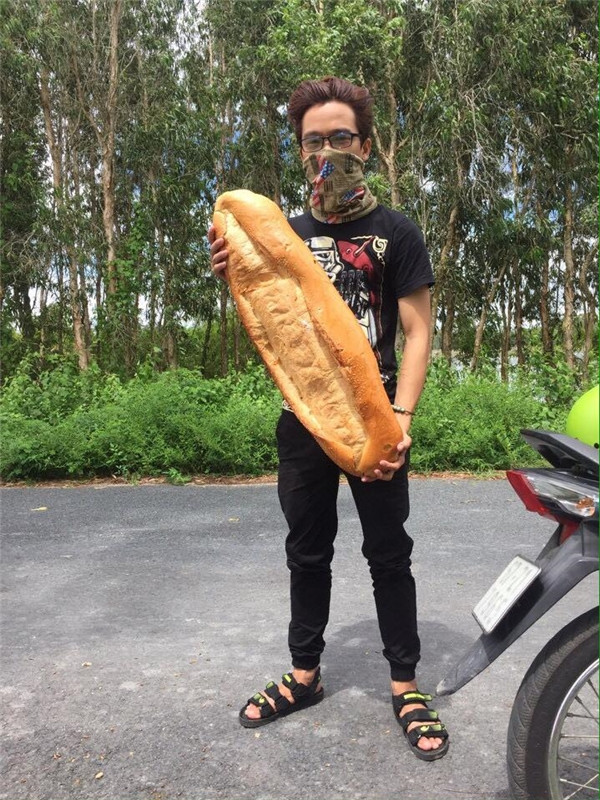 Tính riêng dụng cụ trở bánh đã là cây dầm dài gần 2m, khá to và nặng.