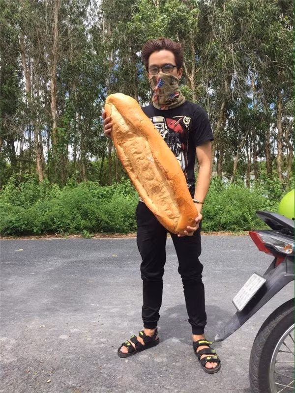 Tính riêng dụng cụ trở bánh đã là cây dầm dài gần 2m, khá to và nặng.