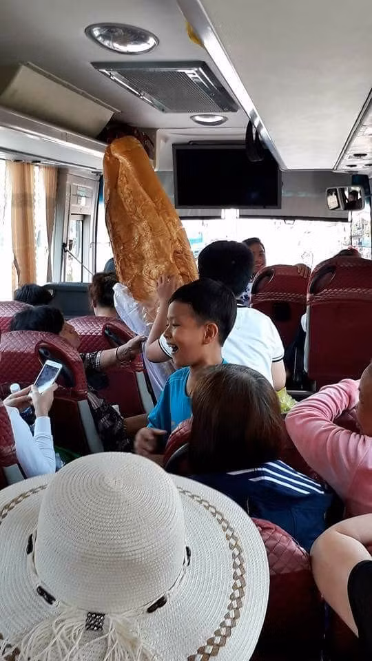 Bánh có màu vàng óng, giữ được độ giòn và thơm rất lâu.