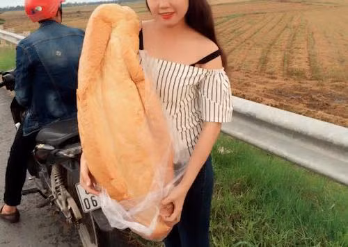 Với kích thước khủng như thế, mỗi chiếc bánh sẽ đủ cho cả gia đình ăn no. Ảnh: Internet.