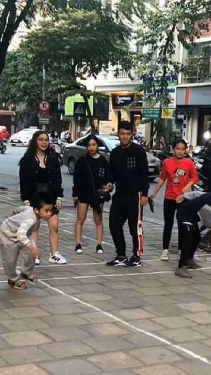 Thời gian gần đây, người hâm mộ cho rằng Hà Đức Chinh đã có bạn gái khi xuất hiện hình ảnh cho thấy chàng cầu thủ nắm tay cô gái tên Hà Trang ở trên phố. Không những nắm tay nhau tình cảm, đôi trẻ còn công khai diện áo đôi.