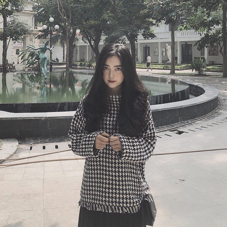 Sở hữu gương mặt và vóc dáng thon thả, Hà Trang dễ dàng chọn trang phục và phụ kiện để nổi bật.