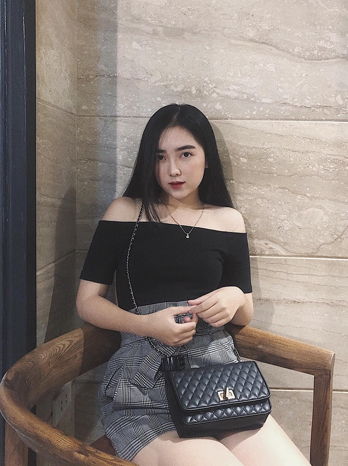 Cô nàng chọn áo thun trễ vai phối với váy ngắn cực cá tính và trẻ trung.