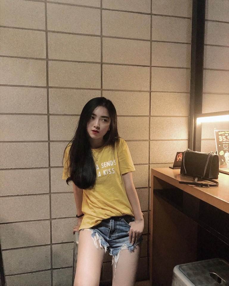 Áo thun và quần jean rách cá tính.