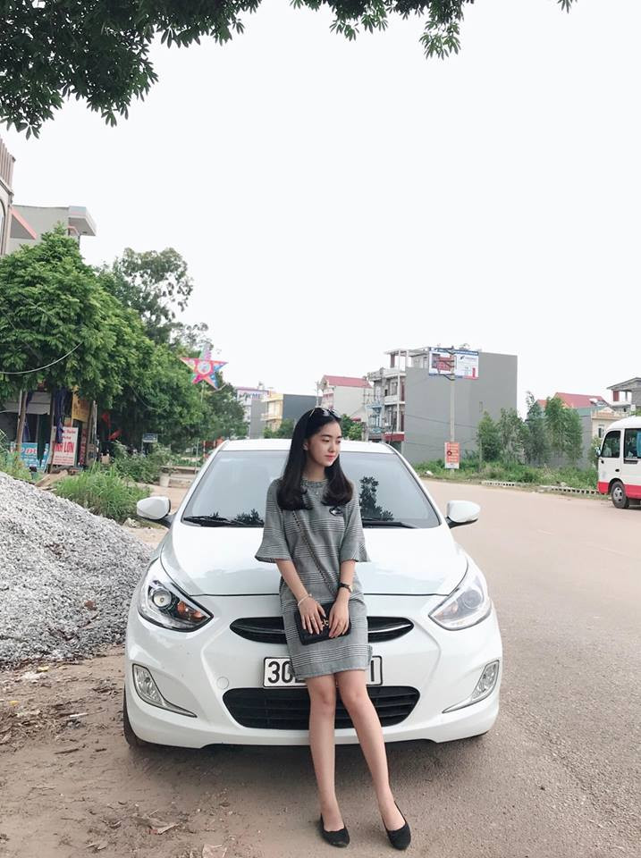 Phụ kiện thường đi kèm với trang phục của Hà Trang là túi xách, đồng hồ và kính mắt. Ảnh: FBNV.