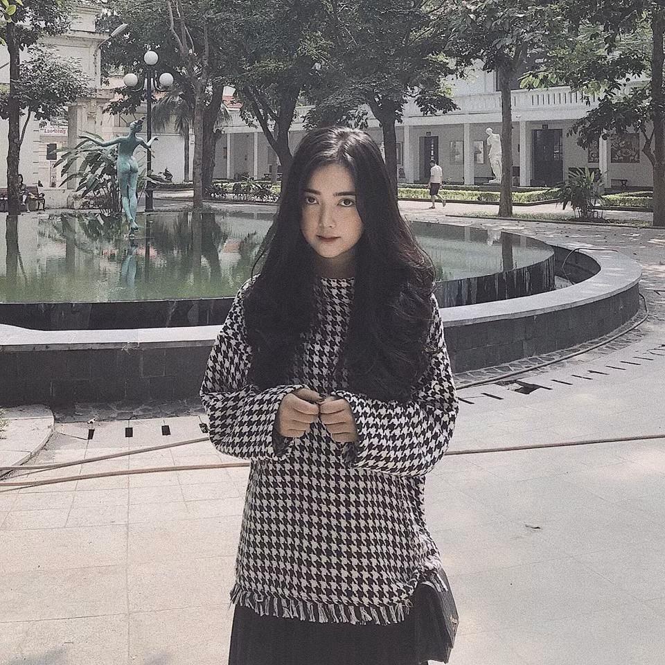 Sở hữu gương mặt và vóc dáng thon thả, Hà Trang dễ dàng chọn trang phục và phụ kiện để nổi bật.