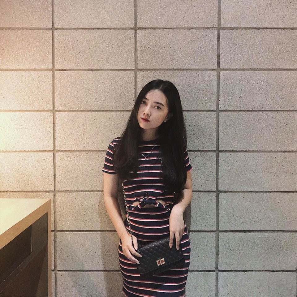 Những kiểu váy thun ôm sát giúp cô khoe những đường cong cơ thể.