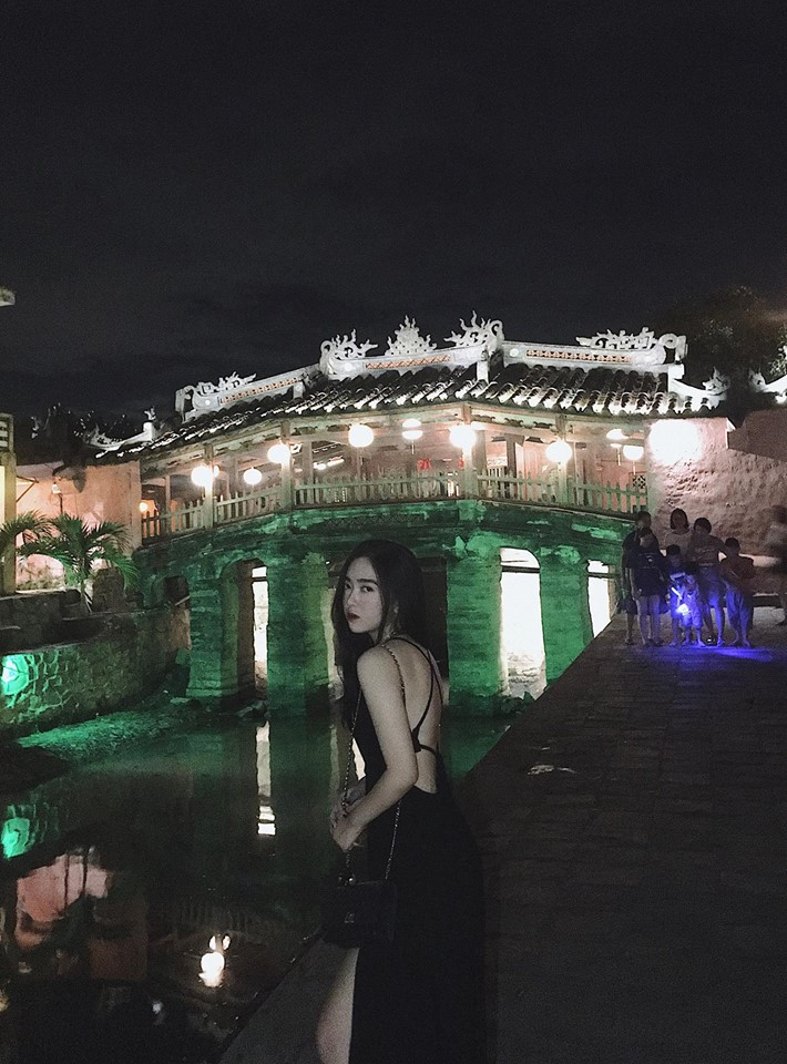 Đôi khi, cô nữ sinh này cũng sexy với kiểu váy hở lưng và xẻ chân.