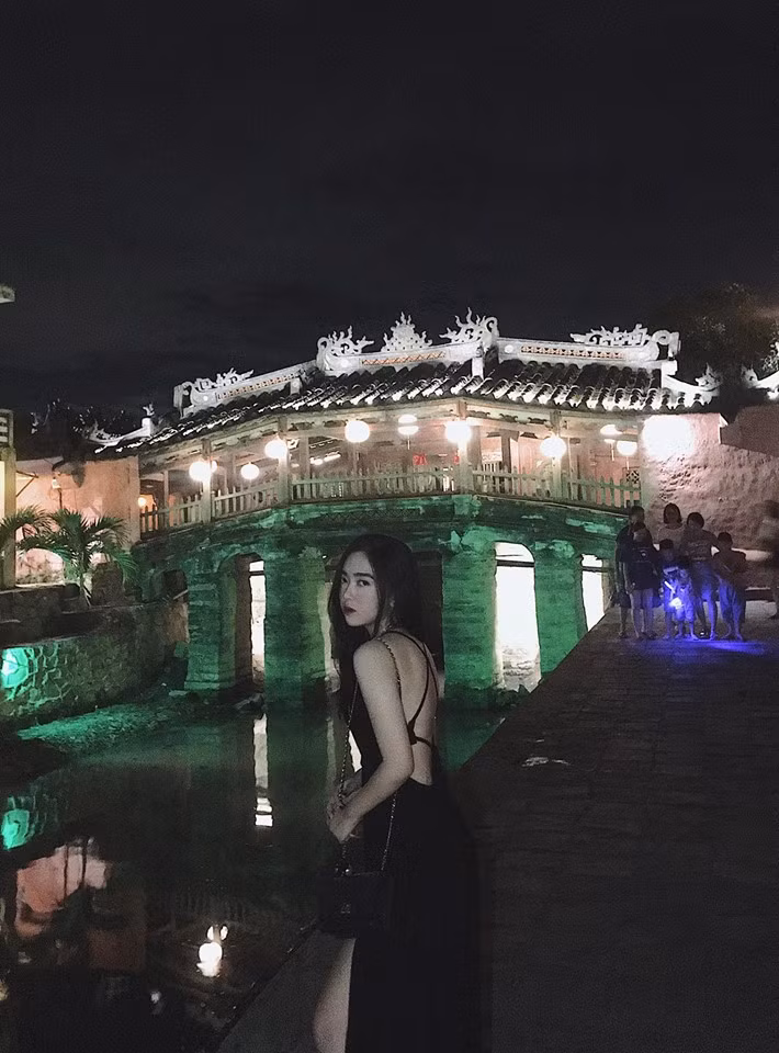 Đôi khi, cô nữ sinh này cũng sexy với kiểu váy hở lưng và xẻ chân.