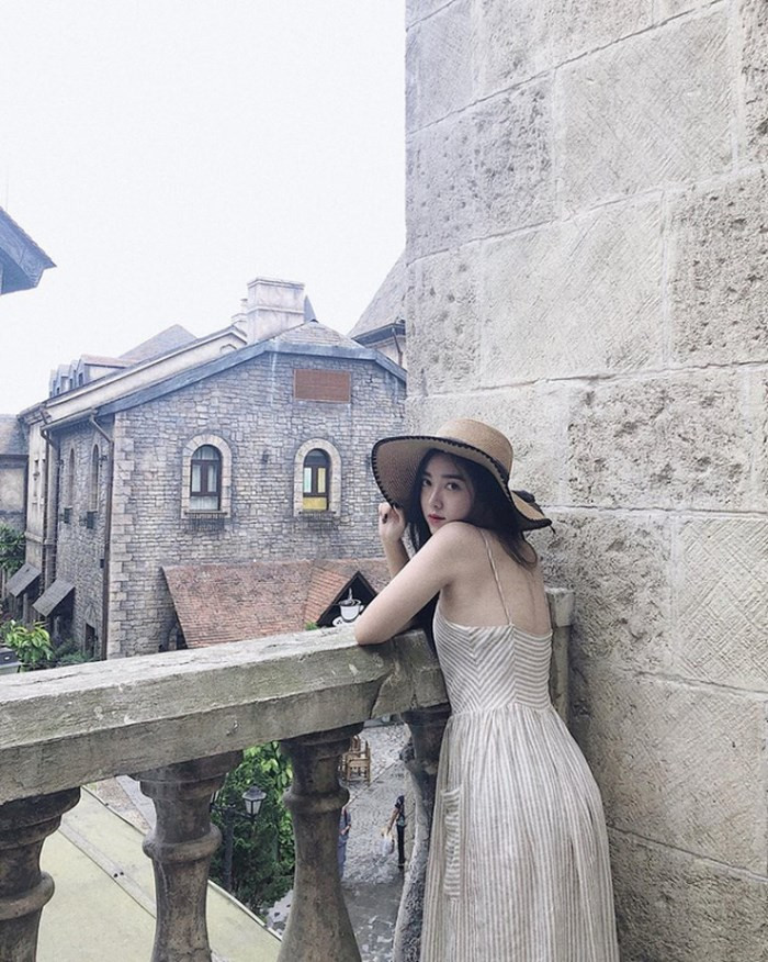 Trước đó, Hà Trang cũng từng xuất hiện trên trang cá nhân của quản lý Hà Đức Chinh cùng với Nhật Lê - người yêu Quang Hải. Bạn gái tin đồn của Hà Đức Chinh có gu thời trang khá sang chảnh và trẻ trung.