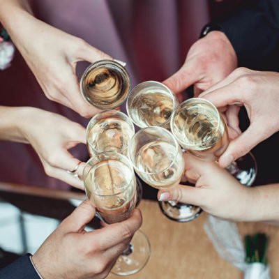 Dùng đồ uống có cồn: Theo các nhà khoa học, uống quá nhiều rượu có thể làm cho não bị teo và gây ra chứng mất trí nhớ sớm. Nhiều nghiên cứu đã chứng minh mối tương quan giữa việc sử dụng rượu kéo dài và các triệu chứng suy giảm nhận thức.