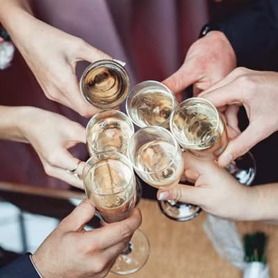 Dùng đồ uống có cồn: Theo các nhà khoa học, uống quá nhiều rượu có thể làm cho não bị teo và gây ra chứng mất trí nhớ sớm. Nhiều nghiên cứu đã chứng minh mối tương quan giữa việc sử dụng rượu kéo dài và các triệu chứng suy giảm nhận thức.