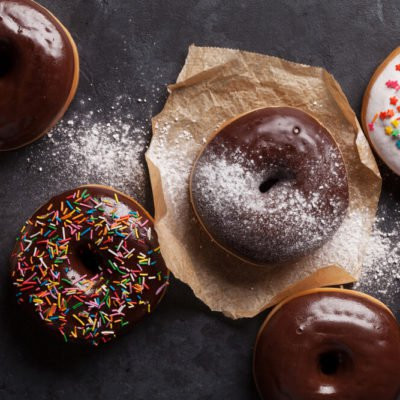 Ăn quá nhiều đường: Khi mệt mỏi, chỉ cần ít đồ ngọt có thể giúp bạn nhanh chóng lấy lại tinh thần. Tuy nhiên, không lâu sau đó, cảm giác mệt mỏi, uể oải lại xuất hiện. Thực tế, các chất đường bột chỉ cung cấp năng lượng tức thời cho cơ thể và hầu như giá trị dinh dưỡng của chúng rất thấp.