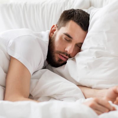 Ngủ quá nhiều: Theo nghiên cứu của tạp chí Alzheimer's &amp; Dementia, những người ngủ hơn 8 giờ mỗi đêm có nguy cơ mất trí nhớ cao hơn 35%. Ngủ quá nhiều gây tổn hại cho não vì khiến bạn lười biếng và thiếu suy nghĩ. Ảnh: RD.