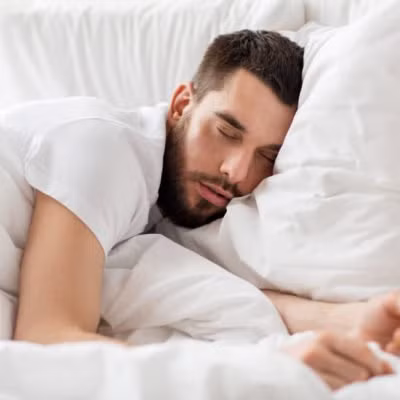 Ngủ quá nhiều: Theo nghiên cứu của tạp chí Alzheimer's &amp; Dementia, những người ngủ hơn 8 giờ mỗi đêm có nguy cơ mất trí nhớ cao hơn 35%. Ngủ quá nhiều gây tổn hại cho não vì khiến bạn lười biếng và thiếu suy nghĩ. Ảnh: RD.