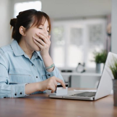 Thiếu ngủ: Theo nghiên cứu, những người ngủ ít hơn 6 giờ mỗi đêm có nguy cơ mắc chứng sa sút trí tuệ tới 36%. Một nghiên cứu khác ước tính 15% các ca bệnh Alzheimer liên quan đến các vấn đề về giấc ngủ.