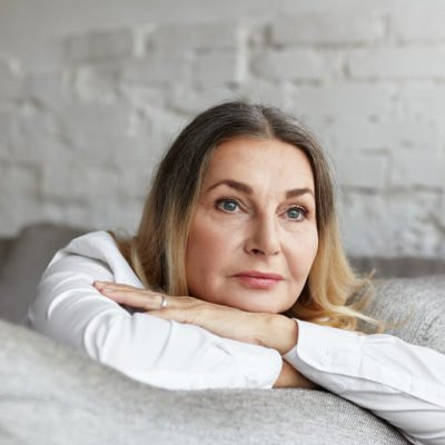 Sống cô độc: Những người cô đơn có nguy cơ mắc bệnh Alzheimer cao gấp đôi. Vì thế, ngay cả khi là một người thích ở một mình, bạn cũng nên tích cực tham gia các hoạt động xã hội.