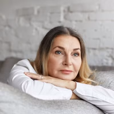 Sống cô độc: Những người cô đơn có nguy cơ mắc bệnh Alzheimer cao gấp đôi. Vì thế, ngay cả khi là một người thích ở một mình, bạn cũng nên tích cực tham gia các hoạt động xã hội.