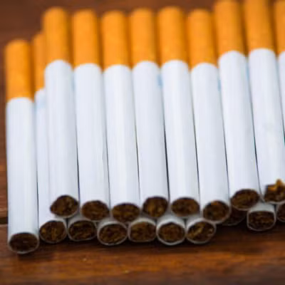 Hút thuốc lá: Trong thuốc lá có chứa hơn 4.700 hợp chất hóa học, trong đó một số chất có độc tính cao. Các nghiên cứu đều chỉ ra, những người hút thuốc lá có nguy cơ mắc các chứng mất trí và 79% khả năng mắc bệnh Alzheimer.