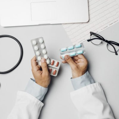 Phớt lờ các bệnh mãn tính: Huyết áp cao và đái tháo đường là hai trong số những yếu tố ảnh hưởng nghiêm trọng nhất đến chứng mất trí nhớ, bệnh Alzheimer. Đối với cả 2 căn bệnh này, việc điều trị thường xuyên bằng thuốc, thực hiện chế độ ăn uống, tập thể dục có thể cải thiện trí nhớ đáng kể.