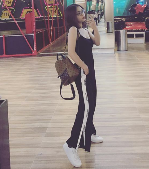 Việc tập gym giúp cho vóc dáng Nhật Lê giữ dáng săn chắc và tự tin diện các trang phục ôm eo.