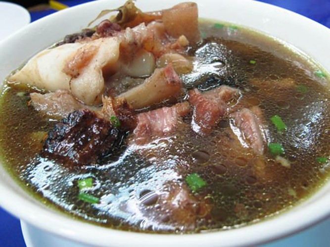 Dương vật bò hầm: Khởi tử 50g, dương vật bò 1 bộ. Dương vật bò rửa sạch, thái nhỏ cho vào nồi đất, đổ ít rượu trắng và khởi tử vào rồi hầm cách thủy. Tác dụng: bổ thận tráng dương, chữa di tinh, tiểu đêm nhiều lần, người già suy nhược. Cần ăn liên tục 7 ngày. Ảnh: Vietbao.