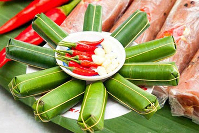 Cây nem hồng, chua dịu, đi kèm là cái chát của lá, cái cay của tiêu ớt, chấm cùng tương ớt thì không bao giờ biết chán. Thêm một ly bia lạnh nữa là đủ khiến các tín đồ bóng đá say sưa cả buổi. Ảnh: VTV.