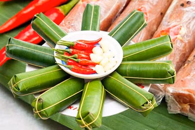 Cây nem hồng, chua dịu, đi kèm là cái chát của lá, cái cay của tiêu ớt, chấm cùng tương ớt thì không bao giờ biết chán. Thêm một ly bia lạnh nữa là đủ khiến các tín đồ bóng đá say sưa cả buổi. Ảnh: VTV.