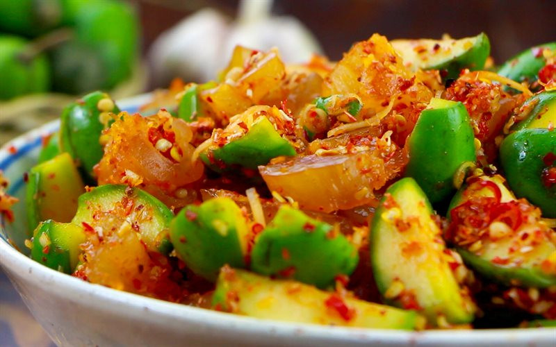 Gân bò trộn cóc là món mới lạ nhưng được rất nhiều người thích thú khi thử. Món ăn vặt thực sự hấp dẫn để lai rai xem bóng đá. Ảnh: Cooky.