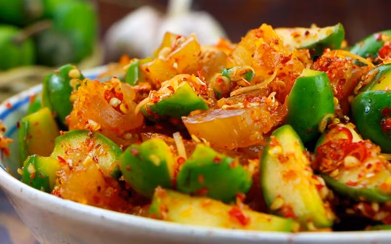 Gân bò trộn cóc là món mới lạ nhưng được rất nhiều người thích thú khi thử. Món ăn vặt thực sự hấp dẫn để lai rai xem bóng đá. Ảnh: Cooky.