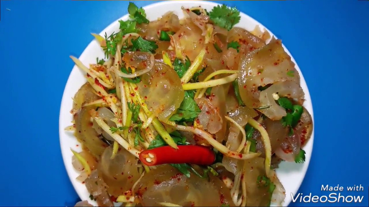 Gân bò trộn cóc sẽ gồm gân bò luộc thái mỏng trộn với quả cóc thái miếng vừa ăn, cùng rau răm, nước mắm, dấm, đường tỏi, ớt. Khi hoàn thành, gân bò giòn sựt thấm vị mắm tỏi, chua dịu, cay xè, mặn ngọt hài hòa, cóc non đưa đẩy chua chua khiến ăn hoài không ngán. Ngoài cóc, người ta còn có thể trộn gân bò với xoài xanh cũng rất ngon. Ảnh: YouTube.