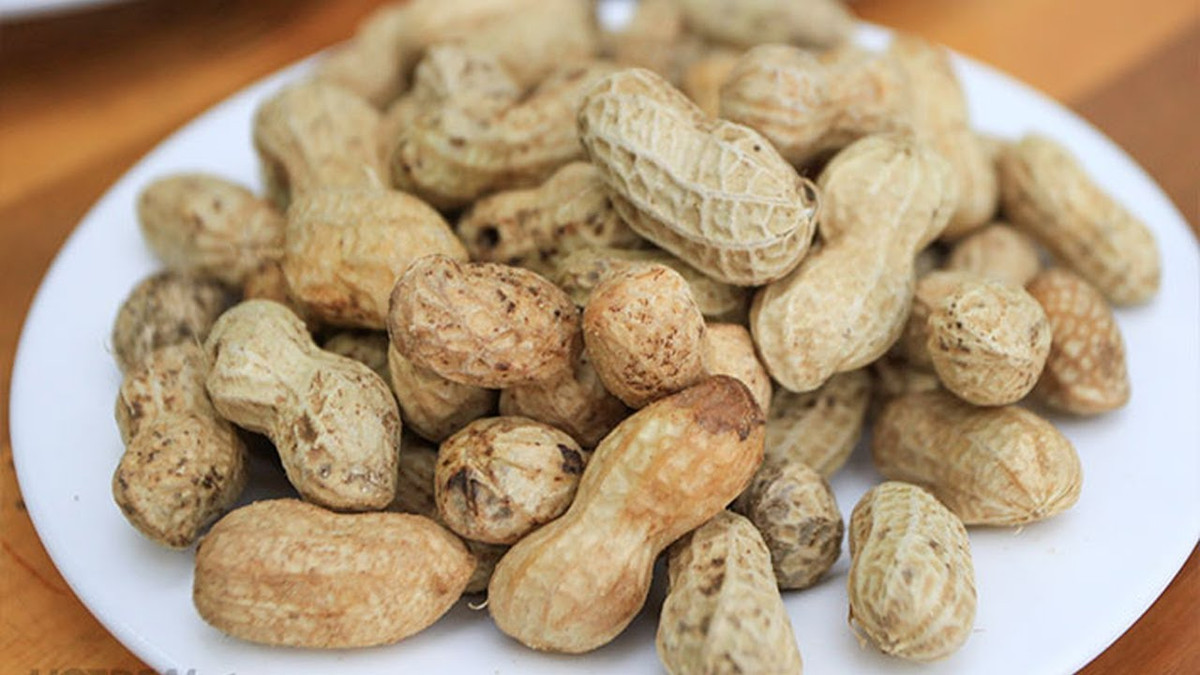 Lạc luộc: Vị bùi bùi, béo béo của lạc luộc rất thích hợp để nhâm nhi khi theo dõi trái bóng lăn. Buổi tối sẽ “tăng nhiệt” hơn khi anh em thưởng thức vài ly bia tươi mát lạnh. Ảnh: Internet.