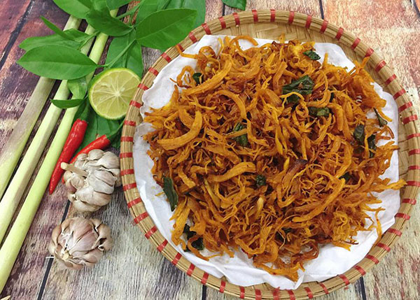 Những miếng thịt gà tẩm ướp gia vị đậm đà, xé nhỏ sấy khô khi ăn có độ ngọt của thịt, quyện với vị cay của ớt và mùi thơm của lá chanh sẽ làm đổ gục bất kỳ tín đồ ẩm thực nào. Ảnh: Giadinh.net.vn.